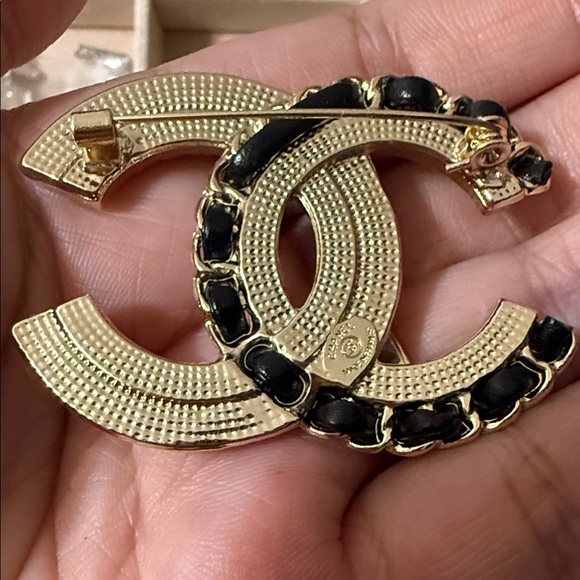 Elegant Gold and Black Brooch with Crystals and Pearls - Picture 2 of 3